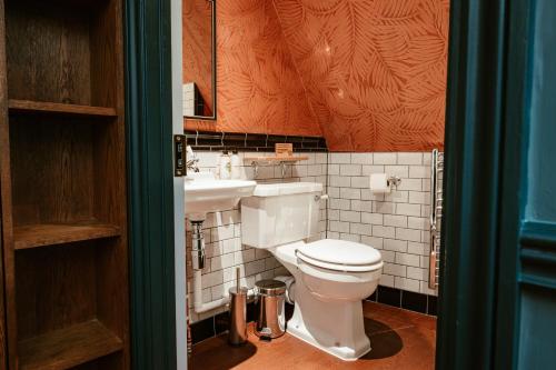 Hand & Flower - image 7