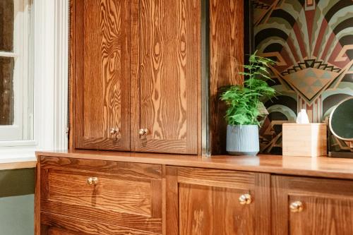 Hand & Flower - image 13