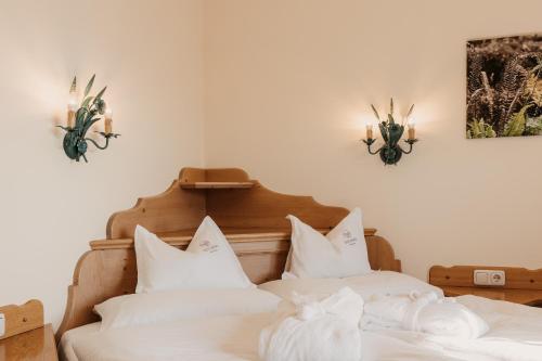 1 queen bed, 1 sofa bed