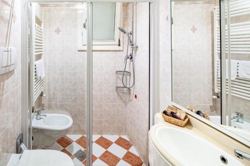 Basic Double or Twin Room image 7