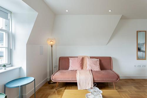 Modern and Stylish Apartment in West Kensington - image 12