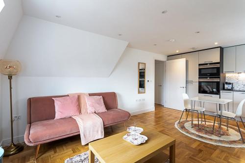 Modern and Stylish Apartment in West Kensington - image 2