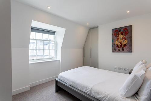 Modern and Stylish Apartment in West Kensington - image 4