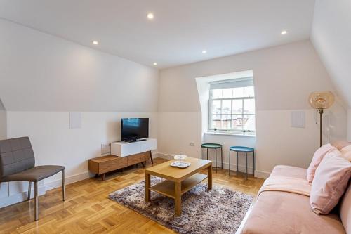 Modern and Stylish Apartment in West Kensington - image 2