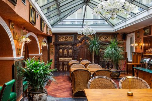 Étterem, U Zlateho Stromu Hotel near Franz Kafka Múzeum