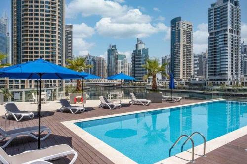 Sleek 1 Bedroom with Views of Dubai Marina, Dubaj