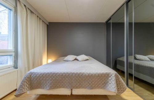 Only 9 mins from the airport 74,5 m2 apartment with free parking & beds for 7, Хельсинки (фото 6)