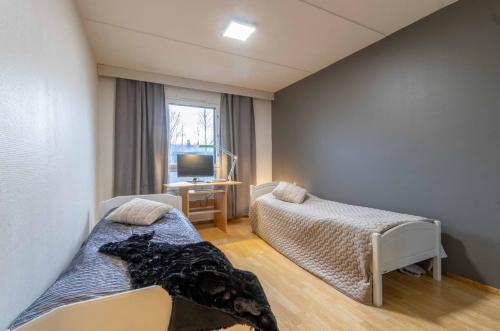 Only 9 mins from the airport 74,5 m2 apartment with free parking & beds for 7, Хельсинки (фото 2)