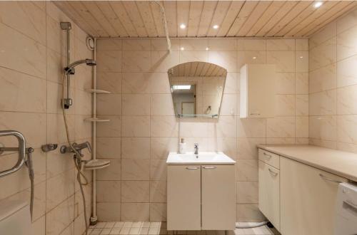Only 9 mins from the airport 74,5 m2 apartment with free parking & beds for 7, Хельсинки (фото 3)