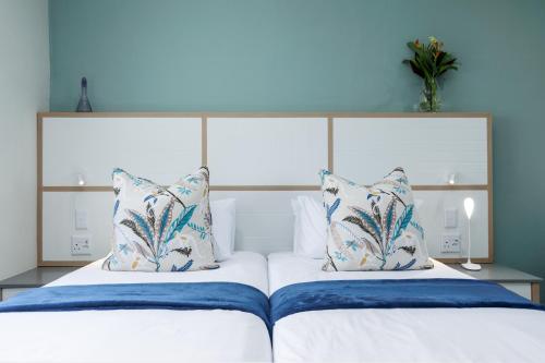 2 twin beds
