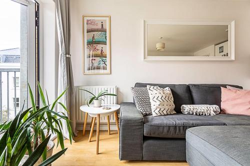 Bright Flat in Historic Whitechapel - image 9
