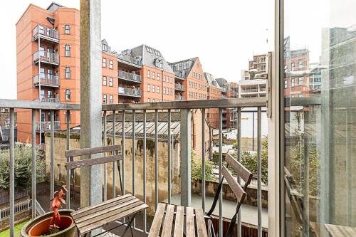 Bright Flat in Historic Whitechapel - image 10