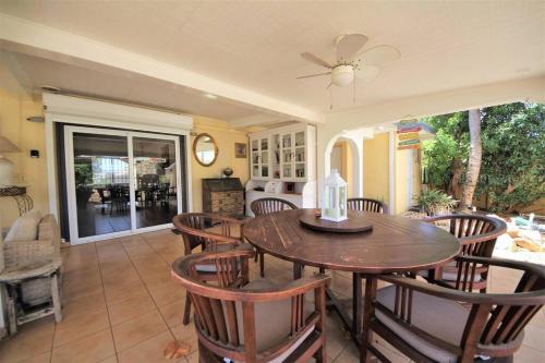 Paradera Paradise - your ultimate 5-bedroom getaway in Paradera