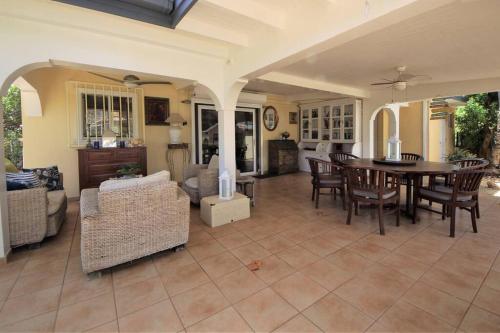 Paradera Paradise - your ultimate 5-bedroom getaway in Paradera