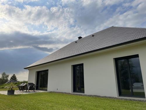 Maison neuve face aux Pyrénées (Maison neuve face aux Pyrenees) in Loucrup