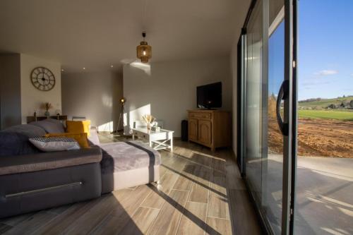 Maison neuve face aux Pyrénées (Maison neuve face aux Pyrenees) in Loucrup