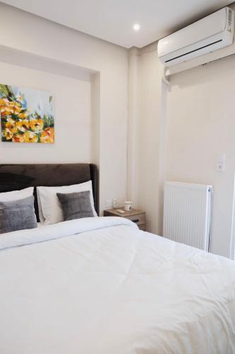 Cozy Penthouse Nearby Acropolis & Metro, Athens