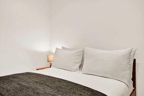 Urban Retreat: Stylish 1-Bed Bliss - image 12