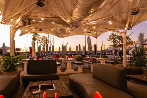 Restaurant, Club Mykonos Langebaan by First Private Stays in Mykonos