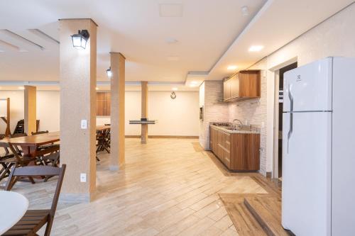 Suítes Privativas no Centro a 60m da Praia Ar Condicionado Banheiro Privativo Cozinha Completa e Lavanderia compartilhada Conforto Garantido Reserve agora mesmo