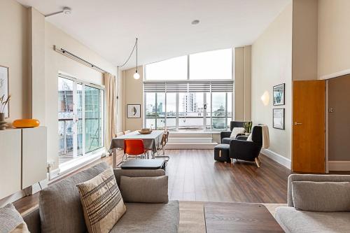 Bright and Stylish Riverside Haven in Canary Wharf, London (photo 8)