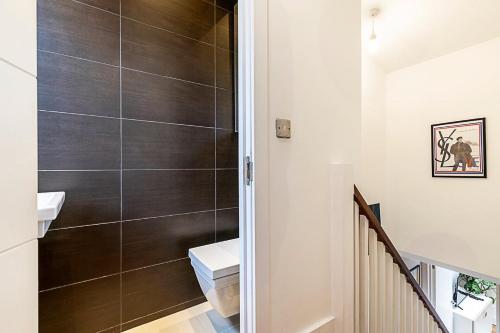 Modern   Airy 2-Bed Gem in Trendy Stoke Newington