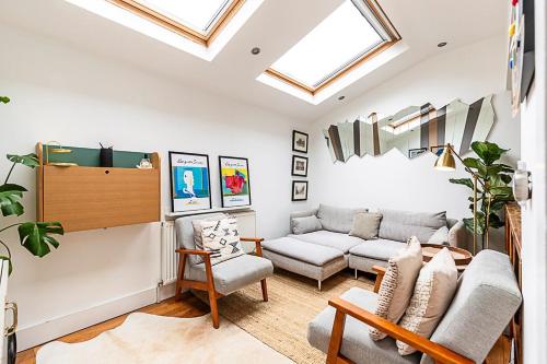 Modern & Airy 2-Bed Gem in Trendy Stoke Newington, Лондон