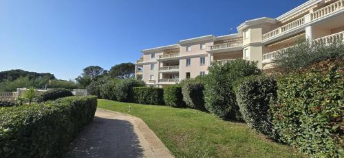 Bright apartment with terrace in Saint-Raphael near Les Voiles Saint Raphael