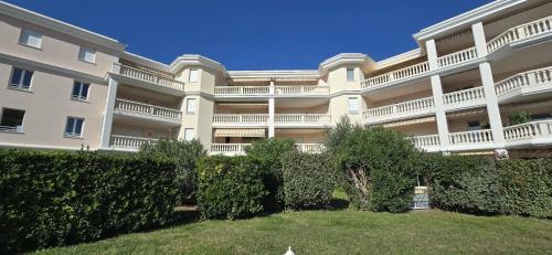 Bright apartment with terrace in Saint-Raphael near Les Voiles Saint Raphael