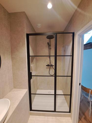 Zuhanyzó, Spacious, newly renovated loft - 107m2 in Sint-Niklaas