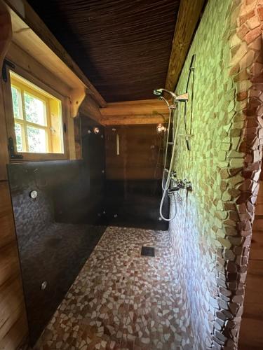 Душ, Koplimadise Palkmaja in Veskiküla