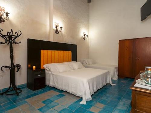 1 queen bed, 1 double bed, 2 twin beds
