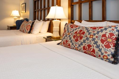 Superior Queen Room with Two Queen Beds image 10