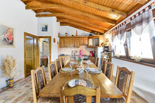 Létesítmények, Villa Serena with pool in Budak