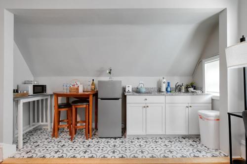 G6 central location museums FREE PARKING near Virginia Tudományos Múzeum