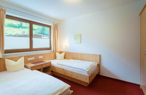 2 bedrooms, 7 beds