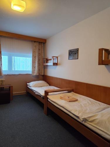 3 twin beds