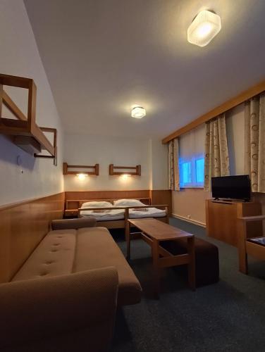 1 double bed, 2 twin beds