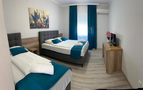 3 twin beds