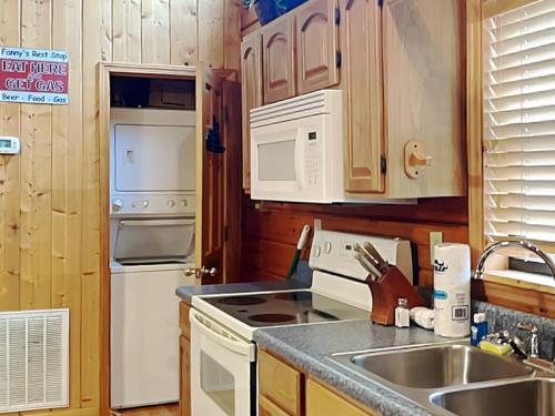 Bear Escape 1 Bedroom Sleeps 4 Hot Tub Pool Table Jacuzzi Tub - image 11