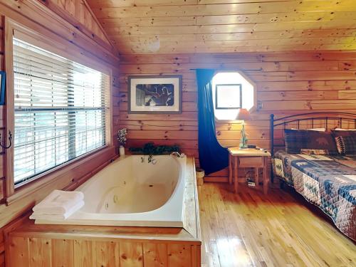Bear Escape 1 Bedroom Sleeps 4 Hot Tub Pool Table Jacuzzi Tub - image 10