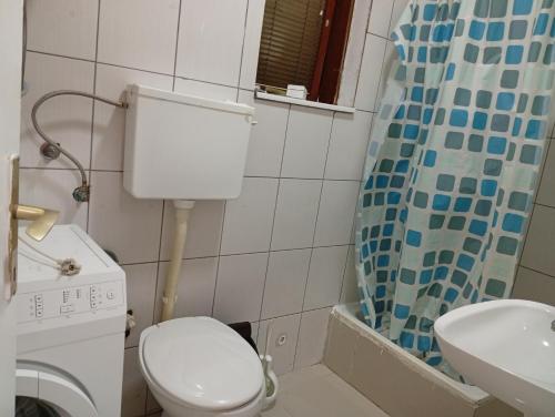 Zuta kuca na kraj sela in ซายโลโว