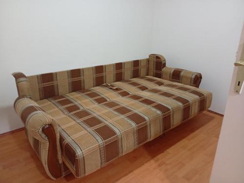 Zuta kuca na kraj sela in ซายโลโว