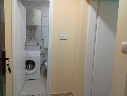 Zuta kuca na kraj sela in ซายโลโว