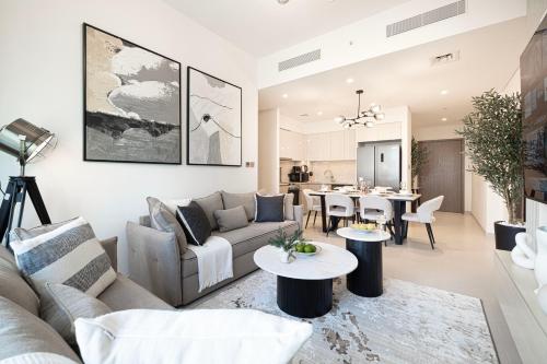 BURJ ROYALE - Luxurious Two-Bedroom apartment in DOWNTOWN, Burj Khalifa view POOL in the building, 5-min walk to Dubai Mall & Dubai Fountains, Dubai