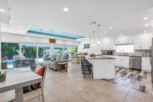 Heated Pool & Spa Home on a Scenic Gulf Access Canal -Close to Bonita Beach! - image 12