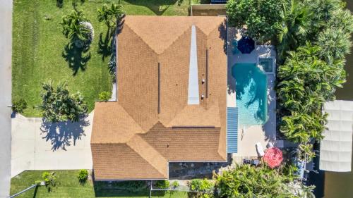 Heated Pool & Spa Home on a Scenic Gulf Access Canal -Close to Bonita Beach! - image 10