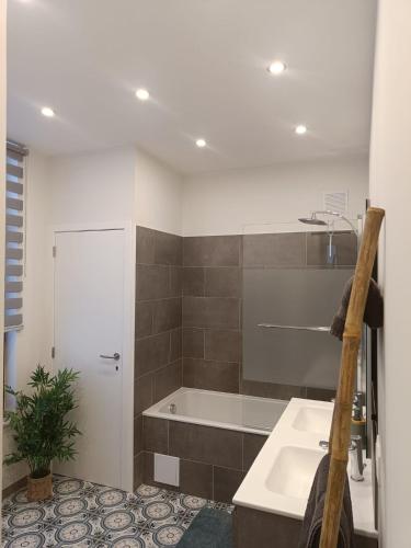 Modern Triplex 140m2 - 4 bedrooms, 1 living room & 2 bathrooms - 8 people in Brussels city, Brüssel (Foto 6)