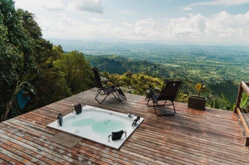 Exterior view, El Refugio in Pijao