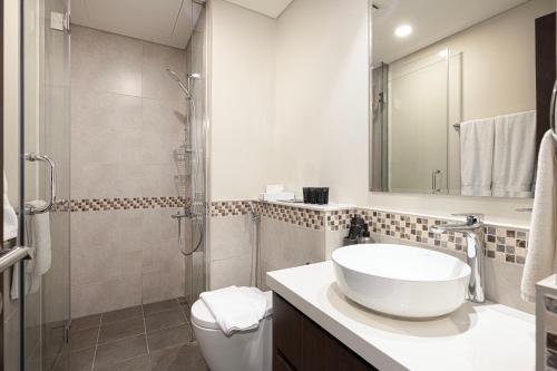 Burj Khalifa View 1 Bedroom Apartment With Balcony For Up To 4 Person, Dubai (Foto 8)